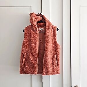 Sleeveless jacket with hoodie